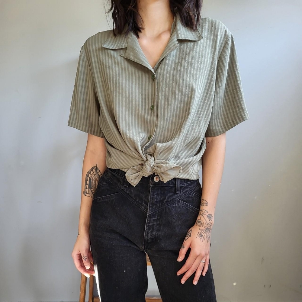 SOLD 🖤 Vtg olive green shirt